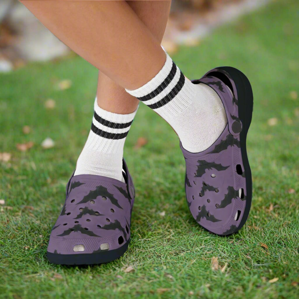 Halloween Bat Clogs for Adults & Kids – Purple Spooky Garden Shoes, Lightweight EVA Slip-Ons for Costume Fun & Everyday Comfort